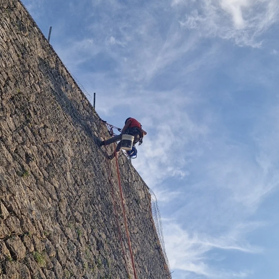 Messa in sicurezza di un muro di contenimento in un borgo medievale
